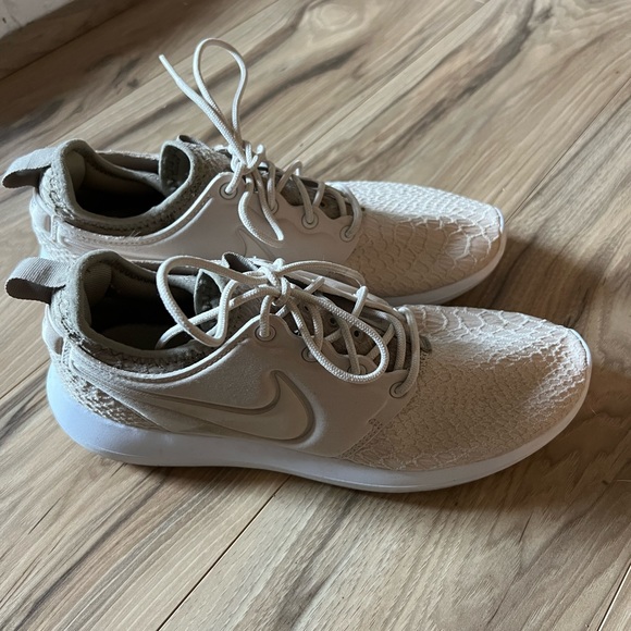 8.5 tan womens nikes - Picture 2 of 8